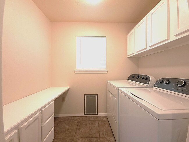 Building Photo - Welcome to this charming 3 bedroom, 2 bath...