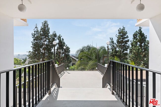Building Photo - 8787 Shoreham Dr
