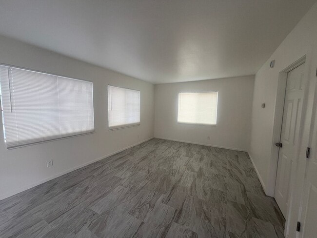 Building Photo - FULLY REMODELED 1 BED. APT. / AVAILABLE FO...