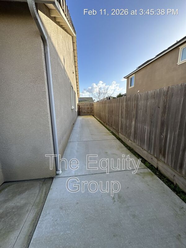 Building Photo - 4418 W Robin Ave