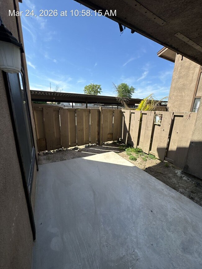 Building Photo - Downstairs apartment for Rent in Visalia Available now!