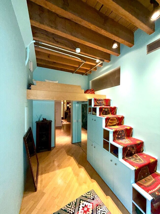 Building Photo - Beautifully 2-Bedroom Condo in Boston