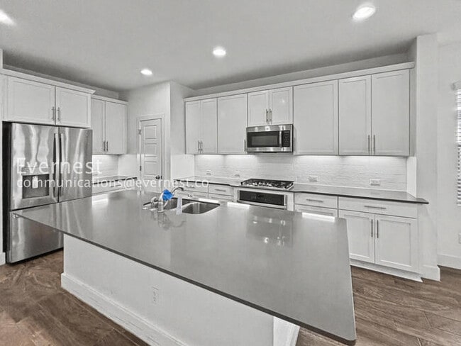 Building Photo - 3 Bed, 2 Bath Home with Fenced Yard & Garage / Pet-Friendly / Available Now!