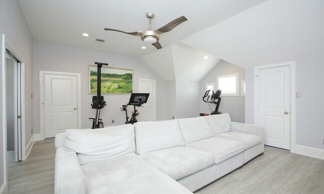 Building Photo - 15 E Breezy Way