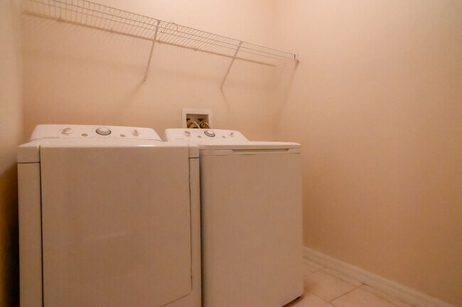 Building Photo - ~4/3~Monroe Circle~Woodwind Bay~Beautiful Town Home!