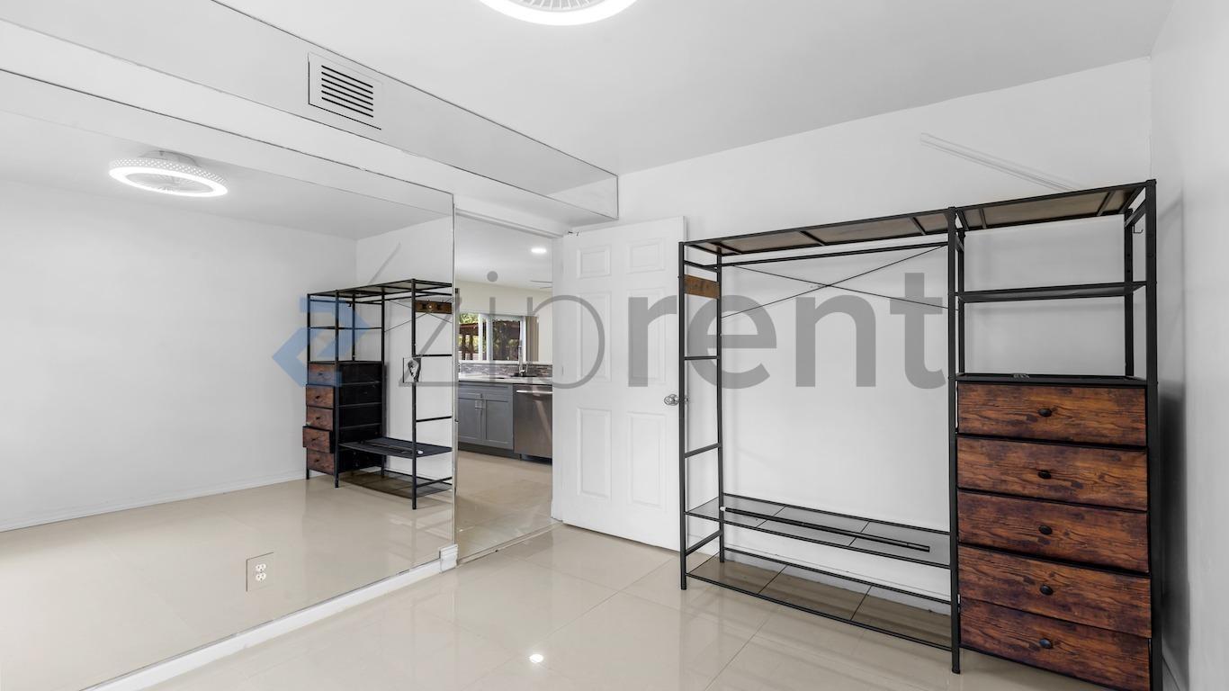 Building Photo - Unit
