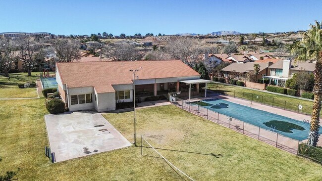 Building Photo - Single-Level Home with Community Pool, Gym...
