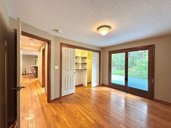 Building Photo - Tranquil Environment: 3 Bed, 1 Bath House