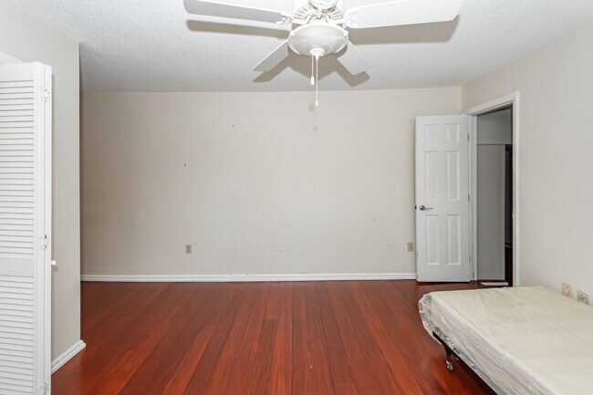 Building Photo - 4 Bedroom 2.5 Bath House in Montclair - We...