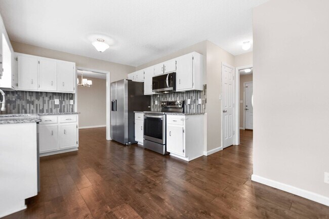 Building Photo - Pet Friendly Three Bedroom!