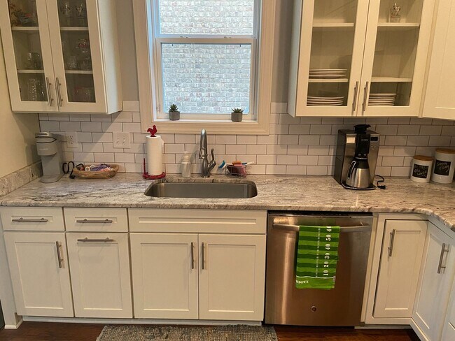 Building Photo - 4BR/4.5BA Furnished Townhome For Rent