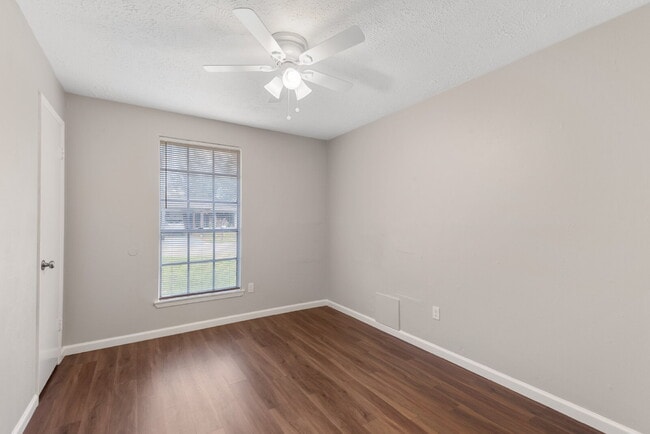 Building Photo - 743 Deercrest St