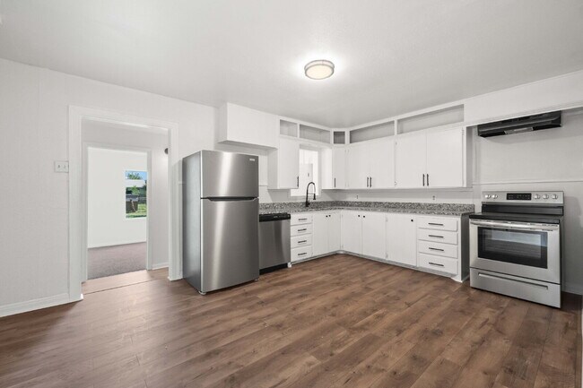 Building Photo - Large & Updated Home, Minutes from Texas Tech