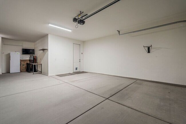 Building Photo - Bright & Stylish 3BR Home in La Estancia |...