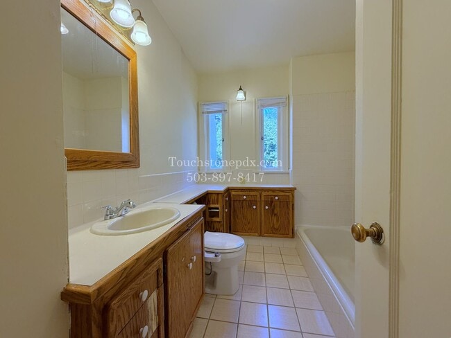 Building Photo - MOVE IN SPECIAL! ONE MONTH FREE! Timeless SE Portland 3 Bed Home w/Backyard, Hardwood Floors, & B...
