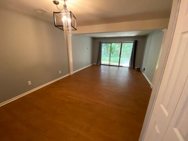 Building Photo - 555 Russell Rd