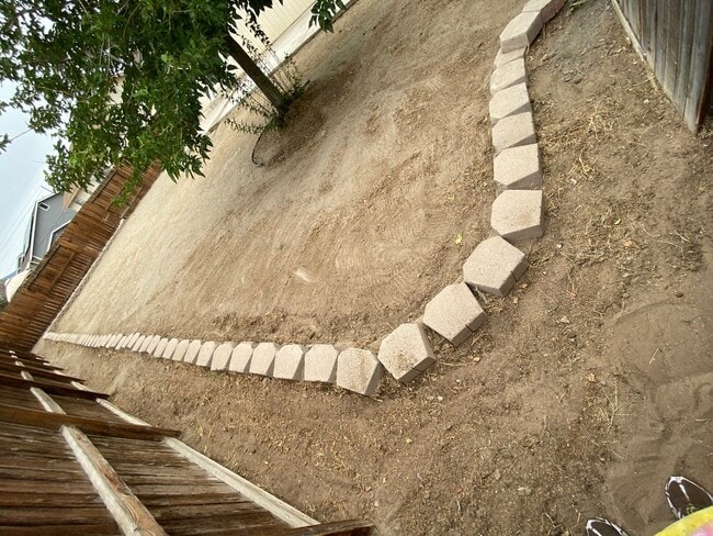 Building Photo - Charming 3 Bedroom