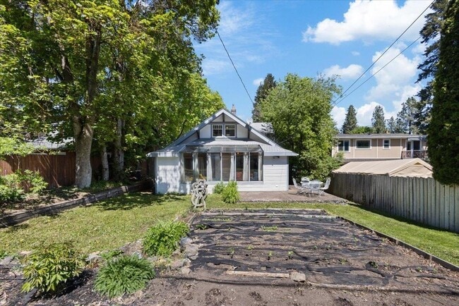 Building Photo - 924 E 9th Ave