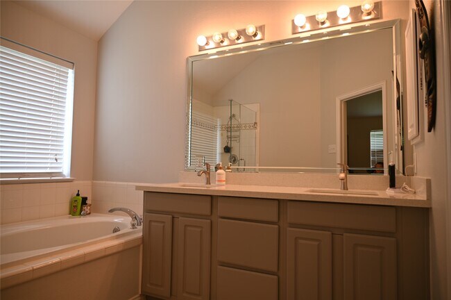 Building Photo - 5755 Lightstone Ln