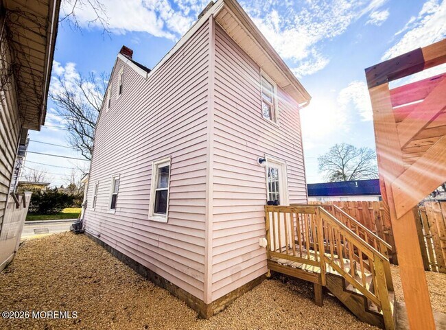 Building Photo - 7 Front St