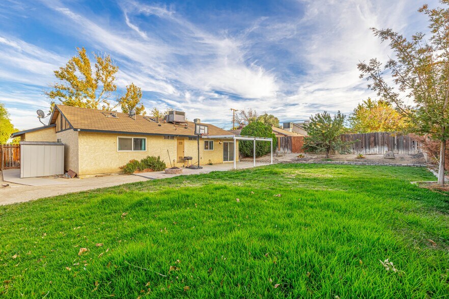 Building Photo - 43827 Lively Ave