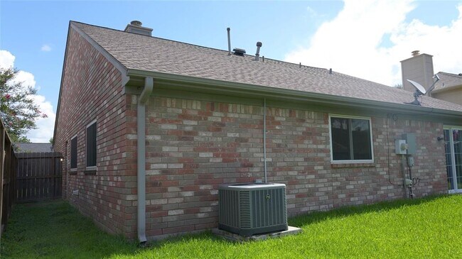 Building Photo - 18143 Forest Cedars Dr