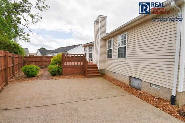 Building Photo - Adorable 3-bedroom home in Murfreesboro on a corner lot! Attached garage and washer and dryer hoo...