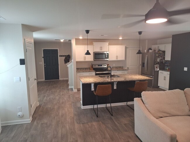 Building Photo - **HURRY!!! FREE RENT WITH AN OCTOBER MOVE ...