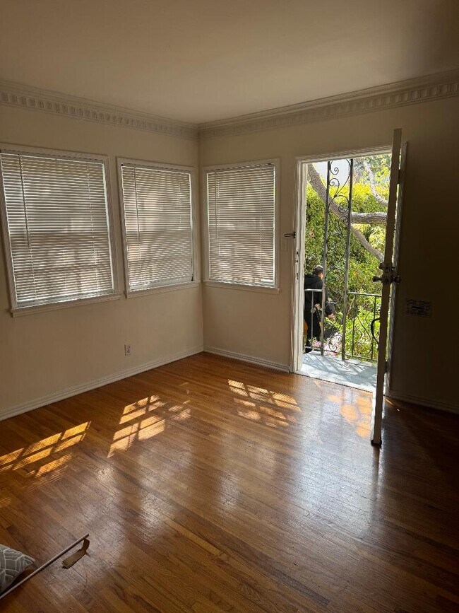 Building Photo - 1532 S Beverly Dr