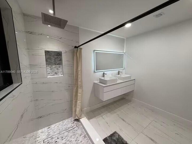 Building Photo - 2918 SW 2nd St