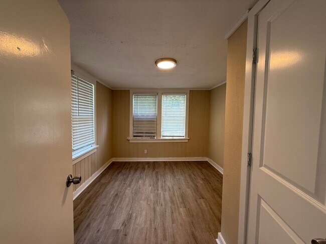 Building Photo - New paint/ hardwood floors 3BD 1 BA