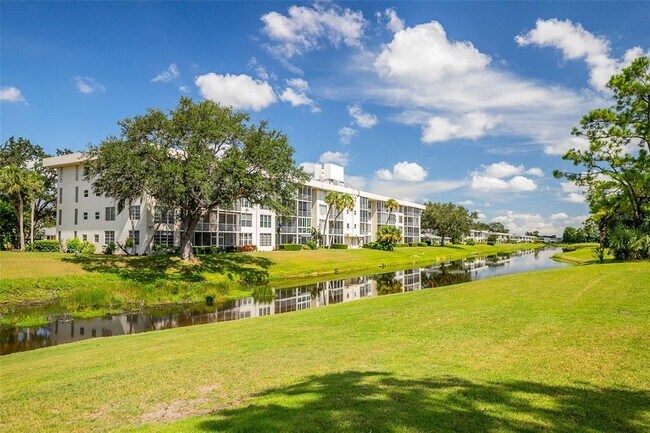 Building Photo - 7461 W Country Club Dr N