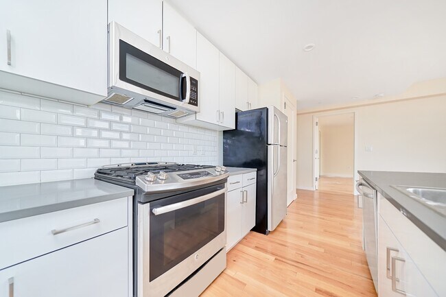 Building Photo - Gorgeous Two Bedroom with Floor to Ceiling Windows