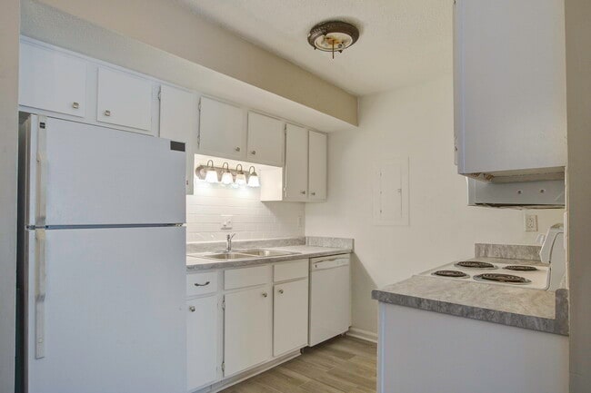 Building Photo - 2494 Etiwan Ave