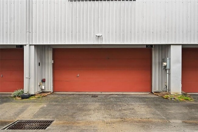 Building Photo - 920 Memorial Dr SE