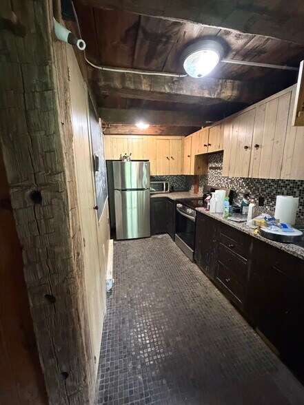 Kitchen - 976 Hudson River Rd