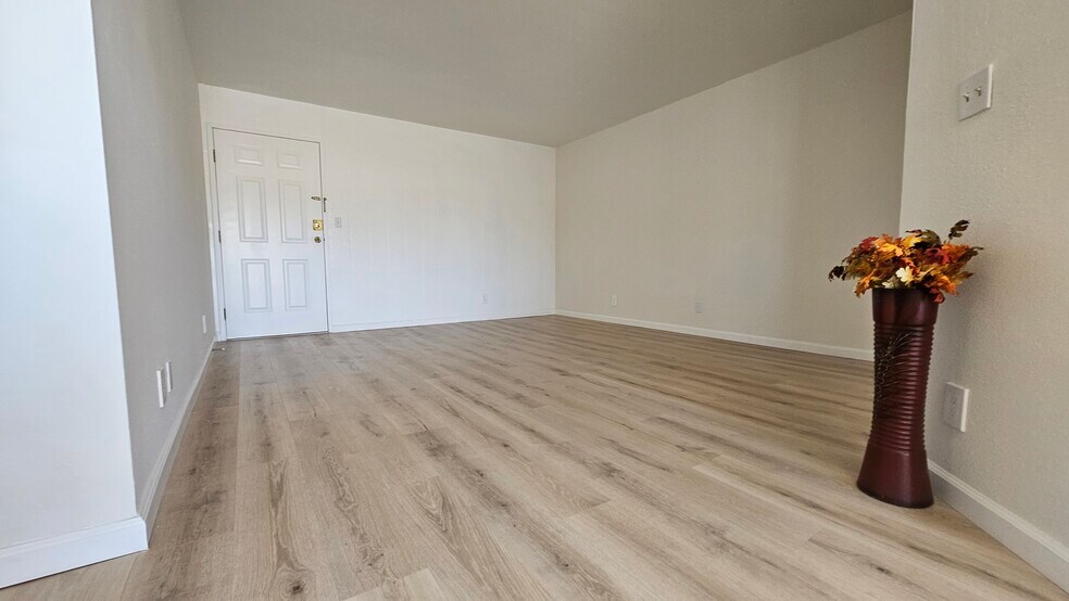 Building Photo - 7641 Reseda Blvd