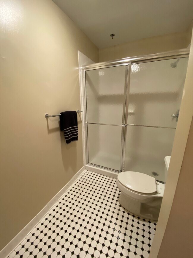 Building Photo - 803 E 6th St