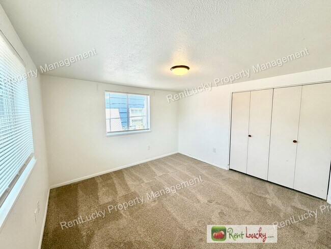Building Photo - Amazing 3 Bedroom Home in Beacon Hill with Extra Parking and Great Layout!