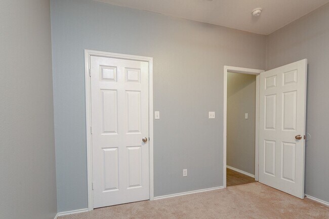 Building Photo - Inviting 4/BR 2/BA Home with Open Layout and Natural Light