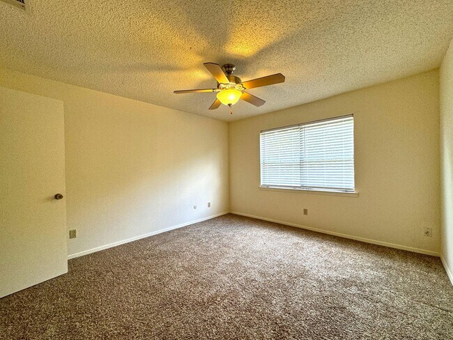 Building Photo - 4321 Lakeshore Villa Dr