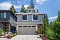 Building Photo - Luxurious 4 Bed/3.5 Bath Residence - Your ...