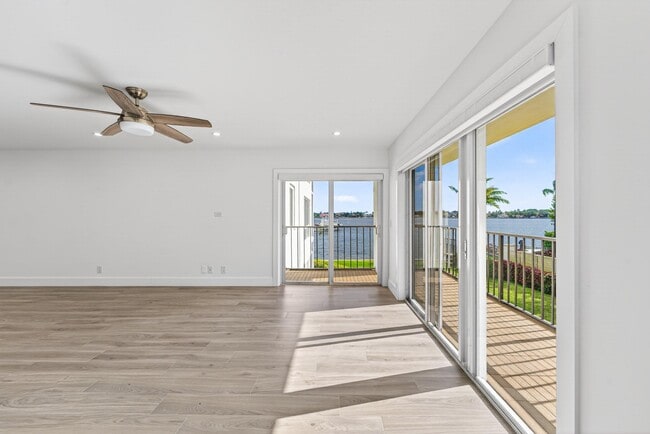 Building Photo - 1206 S Lake Dr