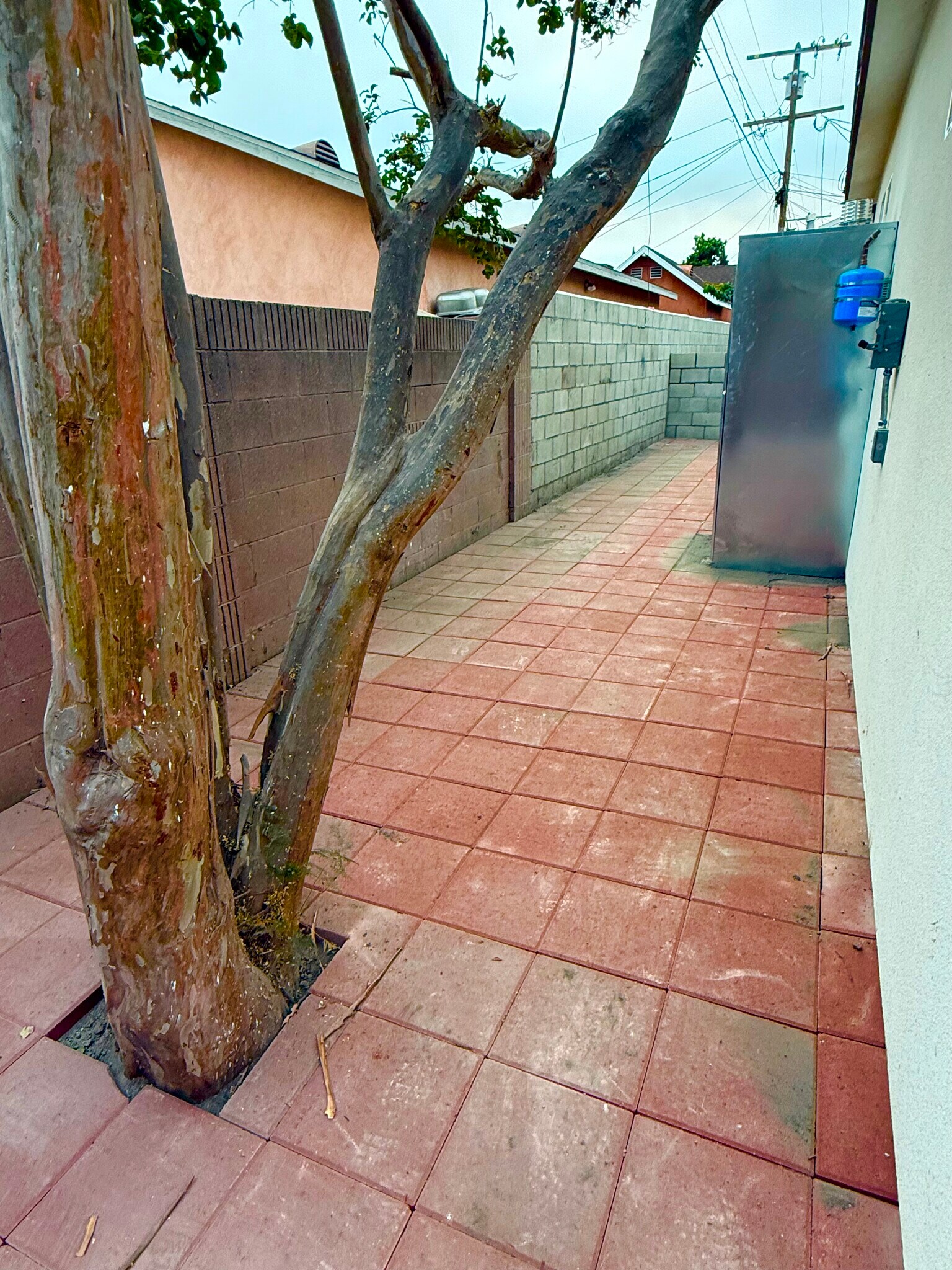 Building Photo - 3877 S Van Ness Ave