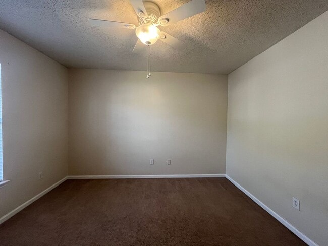 Building Photo - End Unit Townhouse, 3 Bed, 3 Bath