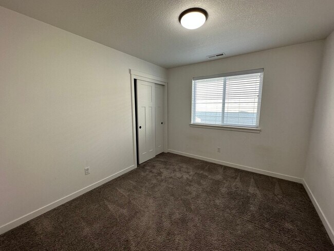 Building Photo - 968 SW 213th Ave