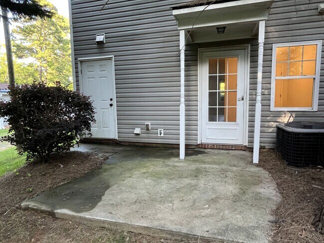 Building Photo - Refreshed 3 Bedroom End Unit Townhome near...