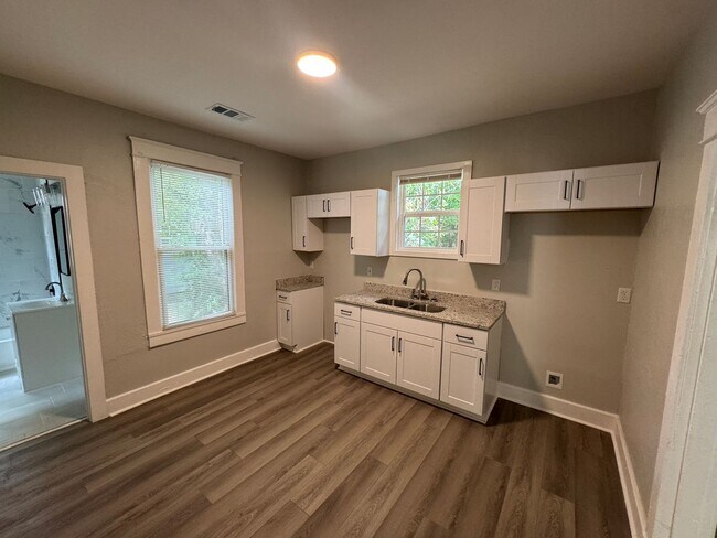 Building Photo - 554 Bon Air St