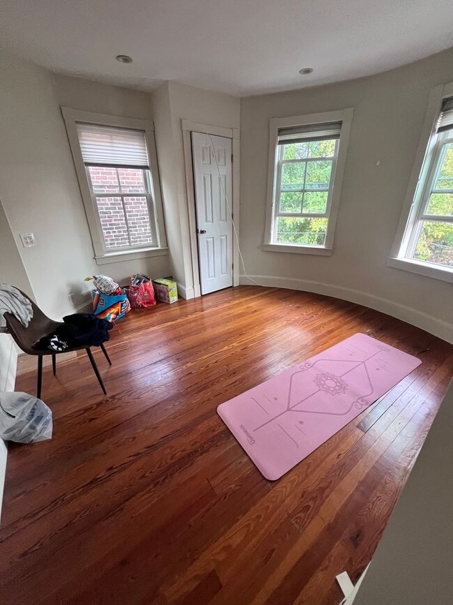 Building Photo - NO FEE!!  MASSIVE MISSION HILL 6 BED/3 BATH available 9/1/2026