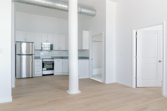 Building Photo - 155 S River St